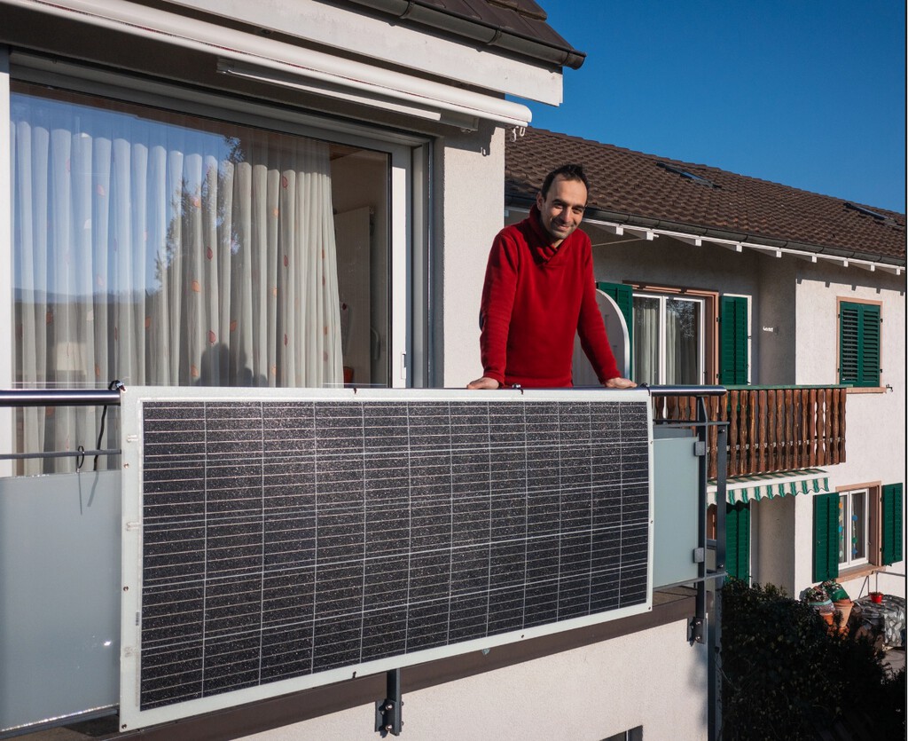 Paneles solares en kit para el balcón o la terraza: esto es lo que podemos ahorrar al año en la factura de la luz 