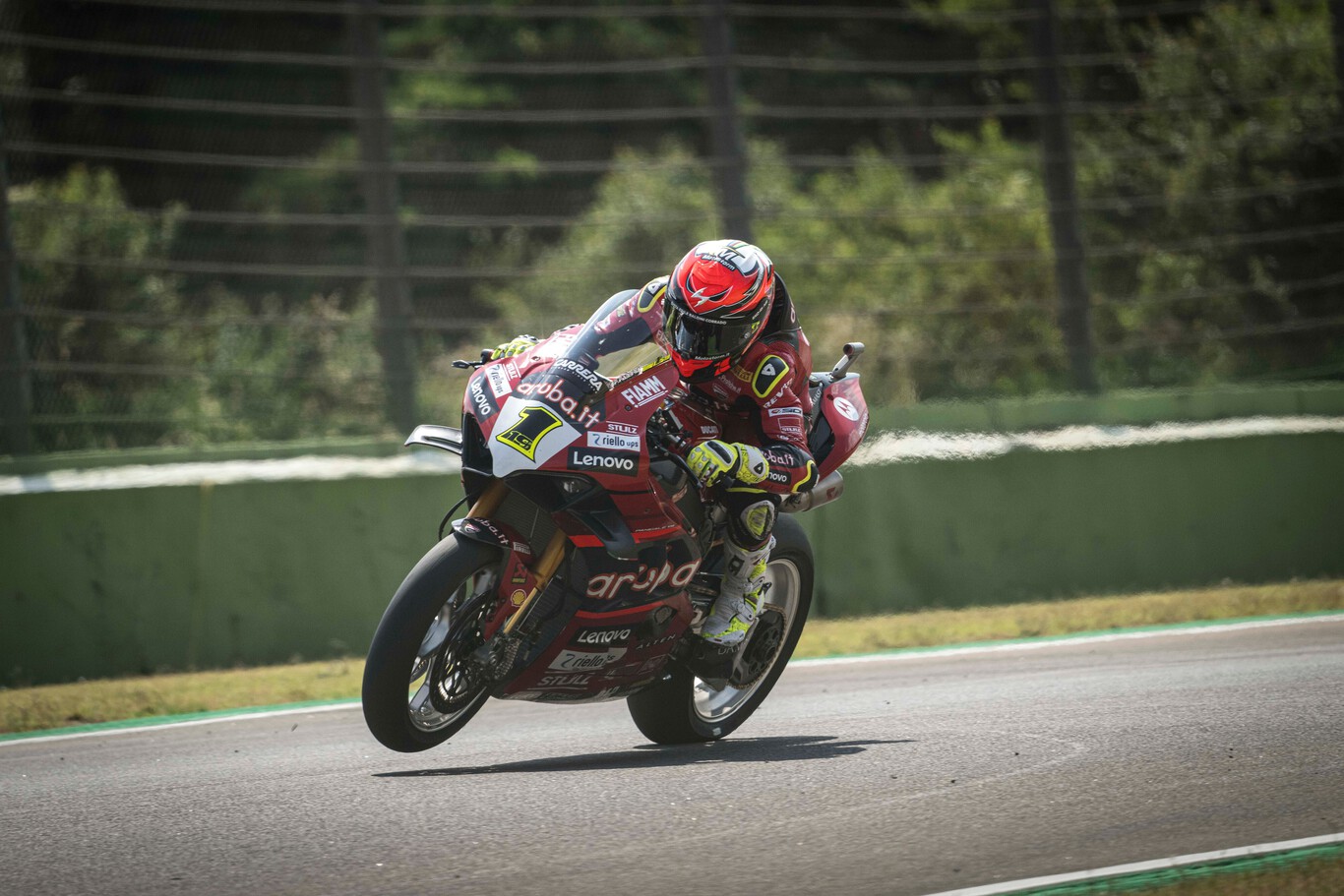 Álvaro Bautista no tiene límite: logra su primera victoria en Imola a pesar del lastre en su Ducati