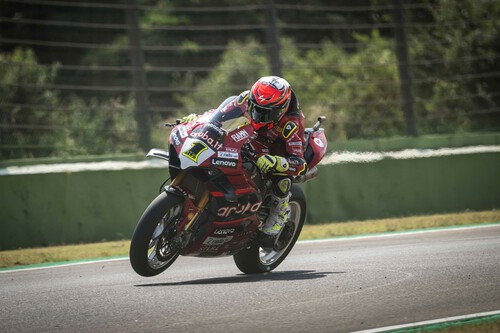 Álvaro Bautista no tiene límite: logra su primera victoria en Imola a pesar del lastre en su Ducati
