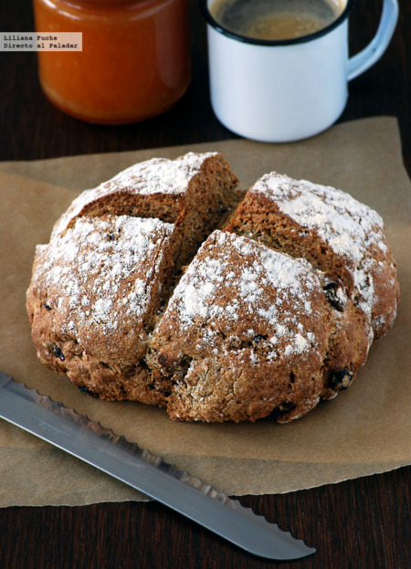 Pan de soda de centeno con yogur y pasas. Receta para San Patricio