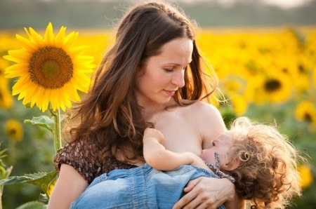 "No hay evidencia científica de ningún daño por dejarle mamar al niño los años que quiera", entrevista a Kathy Dettwyler