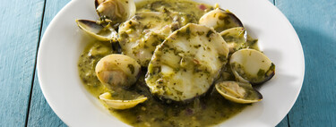 Esta receta de merluza en salsa verde es fácil, se hace en 15 minutos en el microondas y es sanísima