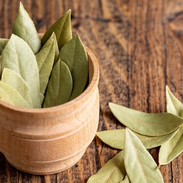 La razón por la que siempre usamos las hojas de laurel enteras en la cocina (y por qué no es buena idea romperlas) 