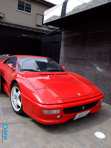 Ferrari F355 atado con cadena