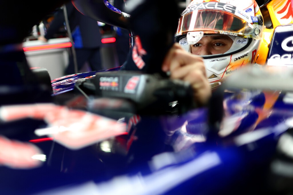 Por primera vez en 10 años un compañero de equipo le está dando caña a Max Verstappen. La culpa no es solo del Red Bull