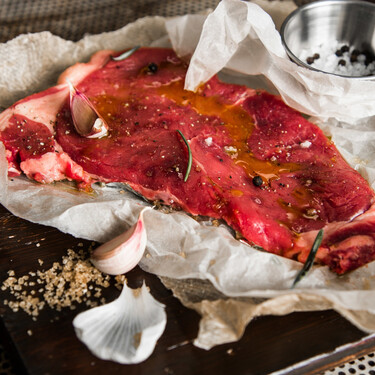 Esta envasadora: sirve para marinar carnes y pescados y ayuda a optimizar el almacenamiento en el congelador