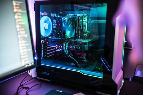 RTX 5080, 32 GB de RAM y un Ryzen X3D que dispara los FPS: PcComponentes tiene este PC gaming de gama alta rebajado 