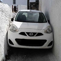 ¡Atrapado sin salida! Un Nissan March queda atorado en callejón estrecho