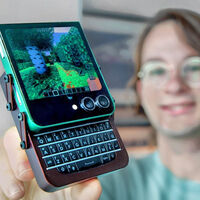 Un youtuber se hartó de que los móviles fueran aburridos y se construyó el suyo. El resultado es gloriosamente absurdo 