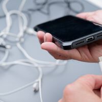 Por que o carregador do celular esquenta mesmo quando não estamos usando o aparelho? 