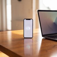 Por qué el teléfono tarda en encender cuando la batería está a cero (al contrario que un portátil) 