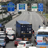 Detienen a los activistas que se pegaron a Las Majas de Goya y cortaron la M-30. La Policía los acusa de "organización criminal"