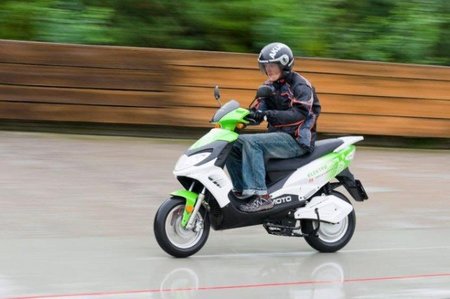 Una Scooter eléctrica checa hace 1.136 km en 24 horas