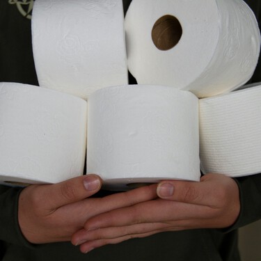 Cómo crear un bonito organizador de toallas con unos simples rollos de papel higiénico