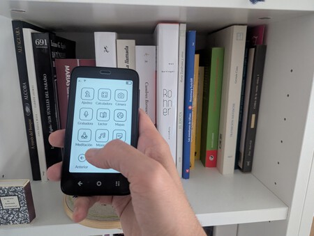 Imagen Del Telefono Minimalista Mudita Kompakt Que Utiliza Alberto Sanchez Alberto Sanchez