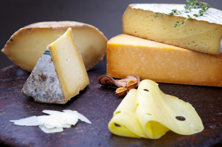 ¿Se come la corteza del queso?