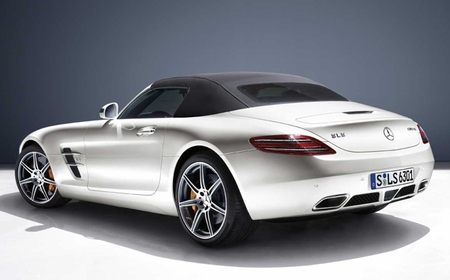Mercedes-Benz SLS AMG roadster plata desde detrás