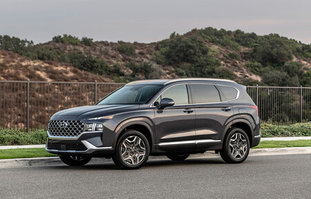 El nuevo Hyundai Santa Fe estrena una gigantesca parrilla y nuevos motores, con opción híbrida e híbrida enchufable