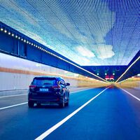 Com 11 km de extensão e um teto adornado com milhões de LEDs, o túnel subaquático mais longo da China se transformou de infraestrutura em atração turística 