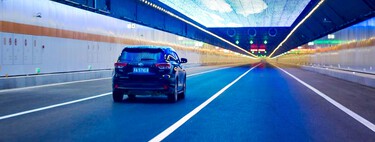 Com 11 km de extensão e um teto adornado com milhões de LEDs, o túnel subaquático mais longo da China se transformou de infraestrutura em atração turística 