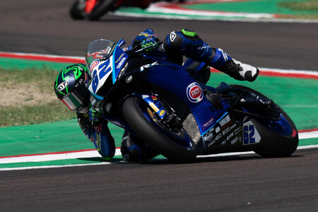 Stefano Manzi completa el doblete en Imola y Adrián Huertas se queda a las puertas del podio