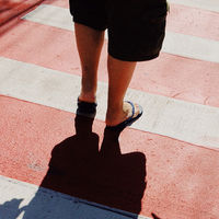 Pasos de peatones ilegales y con pintura deslizante: España está llena de trampas para las motos y bicis