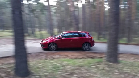 Nos llevamos el Toyota Auris hybrid a la montaña para comprobar cómo se porta fuera de la ciudad
