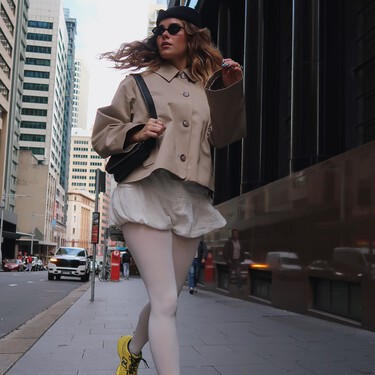 Mango arrasa con la gabardina corta que parece de lujo, perfecta 24/7 para todos los looks de entretiempo