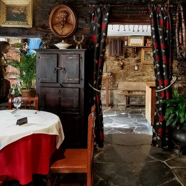 Este restaurante gallego, que lleva más de un siglo dando de comer a los viajeros de la N-VI, es una máquina del tiempo 
