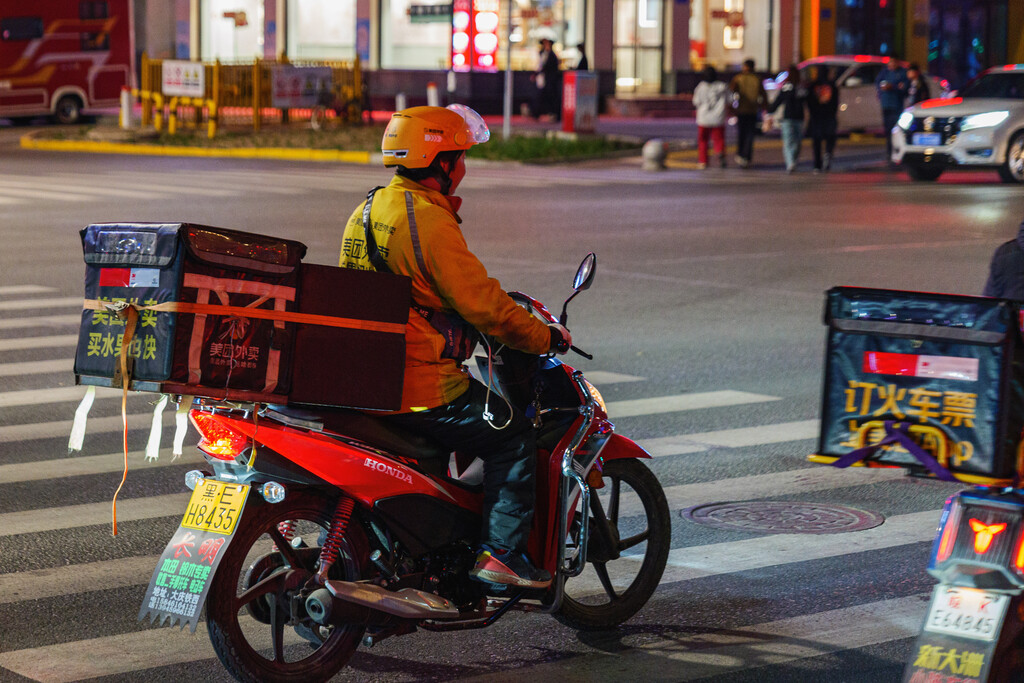 Primero fue una tarta sospechosa. Ahora China ha descubierto que miles de restaurantes de sus apps de reparto... no existen