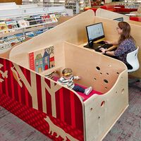 Cunas adosadas a los escritorios: la genial idea de una biblioteca para facilitar a los padres ir con sus bebés  