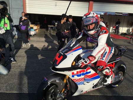 Ha vuelto a pasar, Fernando Alonso se pone a los mandos de la Honda RC213V de MotoGP otra vez