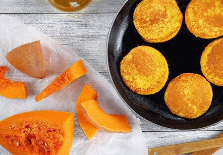 Hot cakes de avena y calabaza. Receta fácil para desayunar en otoño