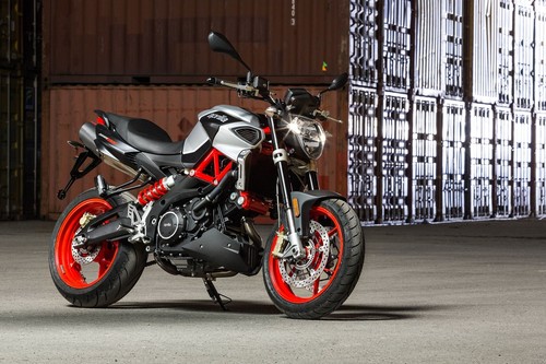 Aprilia Shiver 900, belleza italiana al desnudo