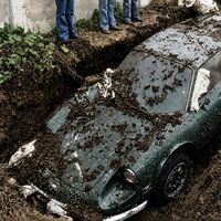 Robaron un Ferrari Dino y lo enterraron para cobrar el seguro. Cuatro años después unos niños lo encontraron jugando en el jardín