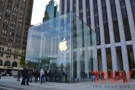 La Apple Store de la Quinta Avenida ya luce su nuevo cubo de cristal
