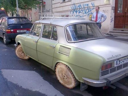 Coche con ruedas de madera