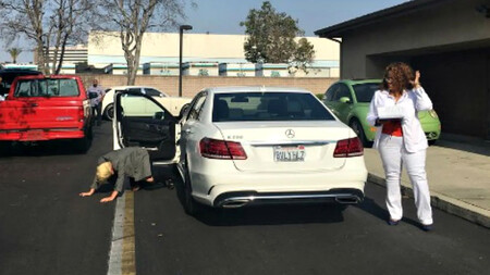 Lady Gaga Despues De Aprobar El Examen Practico Del Carnet De Conducir Bese El Suelo