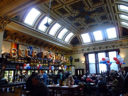 Visitando bibliotecas, pubs y cafeterías que antes fueron iglesias