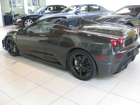 Ferrari Scuderia Spider 16M en fibra de carbono