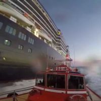 Qué hace un práctico de puerto para que pueda atracar un gran crucero. Veámoslo en un vídeo.