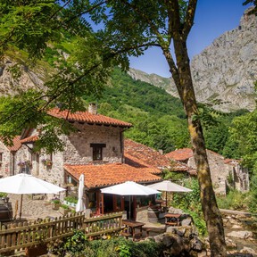 El pueblo español que parece salido de un cuento: casas de piedra, un puente de madera y miradores de película con menos de 30 habitantes