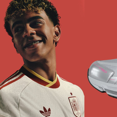 Lamine Yamal y sus Adidas color cromo son el gran modelo de inspiración de los 2000 que no podemos esperar para llevar en nuestros looks