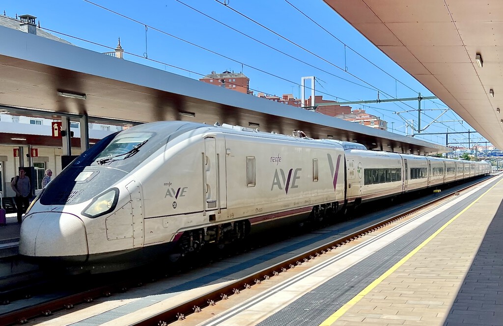 Renfe tiene perdidos tres trenes AVRIL y un problema aún más grave: aún no sabe cuándo los va a recibir