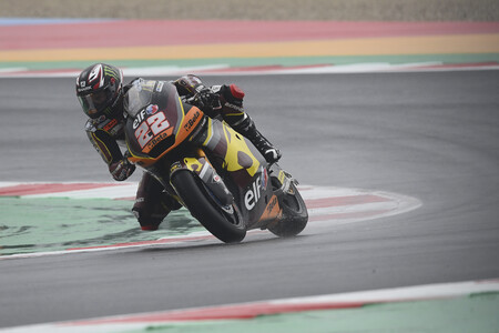 Sam Lowes hace la pole en una pelígrosísima lluvia de caídas en Moto2 en la que Jake Dixon rozó la tragedia
