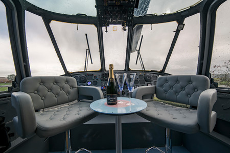Un helicóptero de la Royal Navy inglesa se convierte en una habitación de hotel