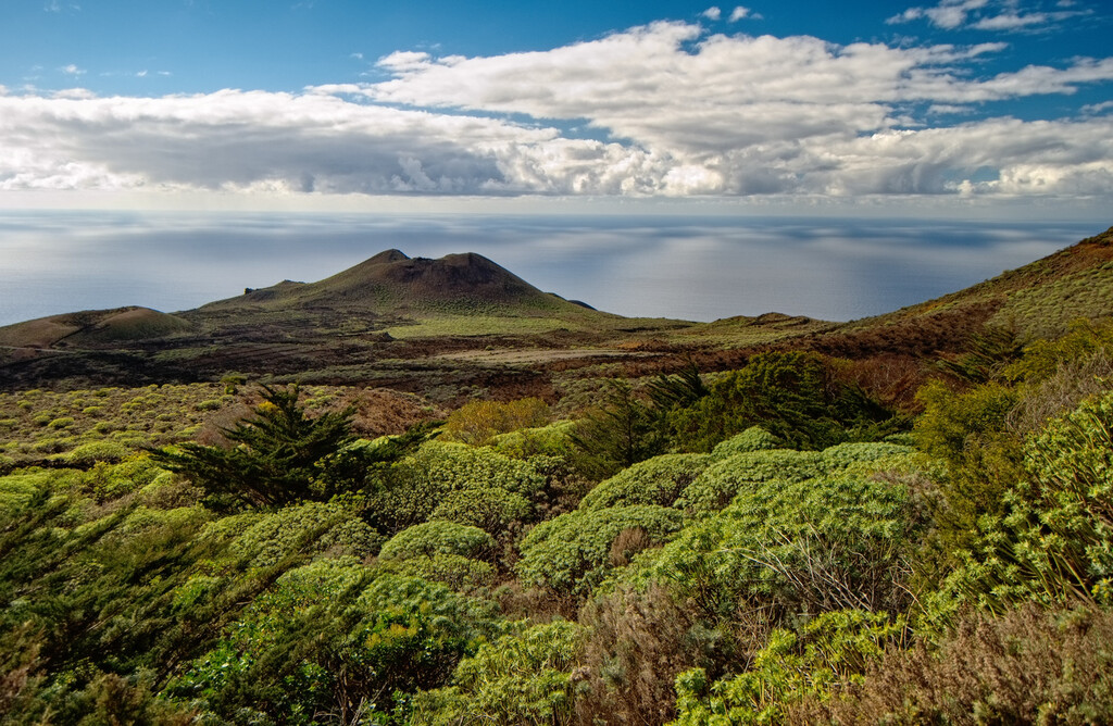 Canarias tiene siete islas, pero solo una ha escapado de las hordas de turistas. Su secreto está en la tierra, literalmente