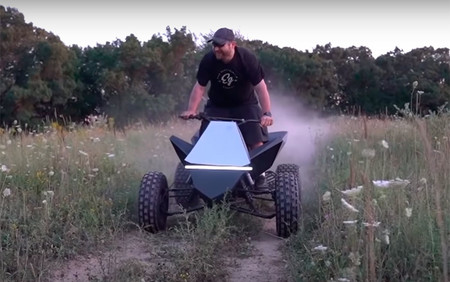 Un youtuber se ha adelantado a Tesla fabricando su propio Cyberquad eléctrico, ¡y puede remolcar un Humvee!