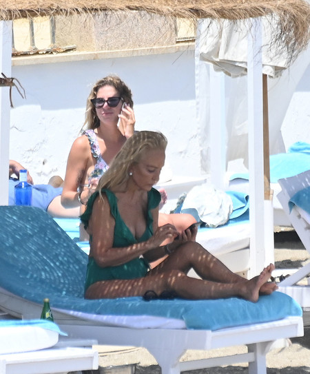 Carmen Lomana y Mar Torres (ex de Froilán) juntas a la tumbona parrilla, como les gusta