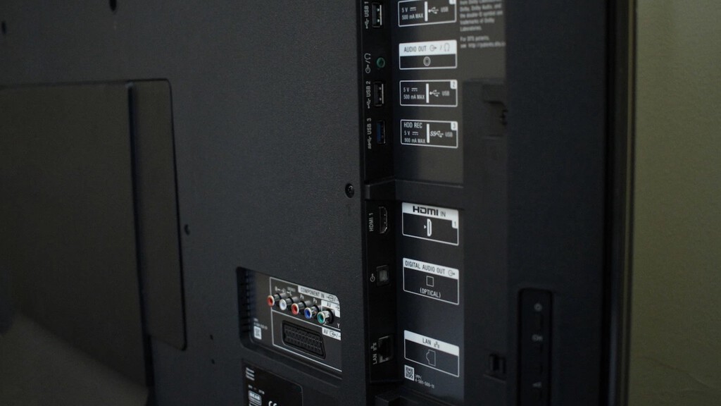 He querido esconder todos los cables de la tele y he aprendido por las malas que la solución no es apretarlos más